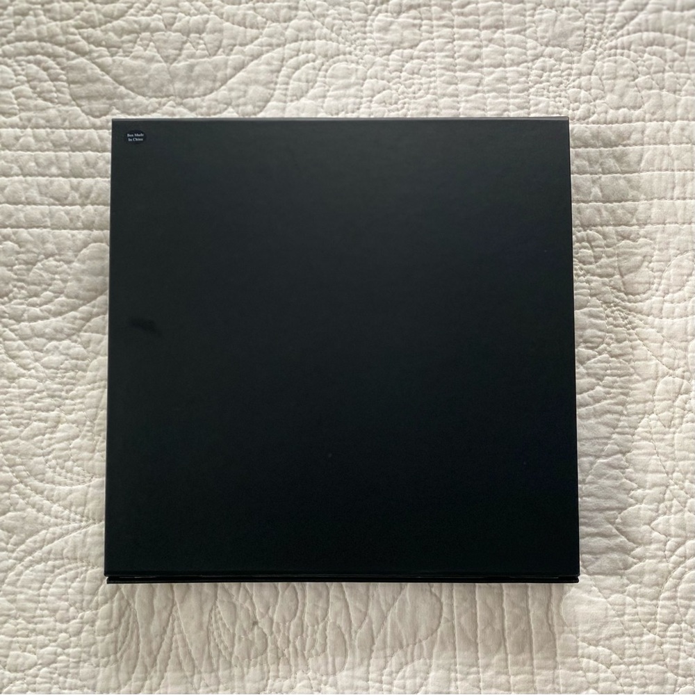 VERSACE 9x9x1 Gift Box - Picture 4 of 6